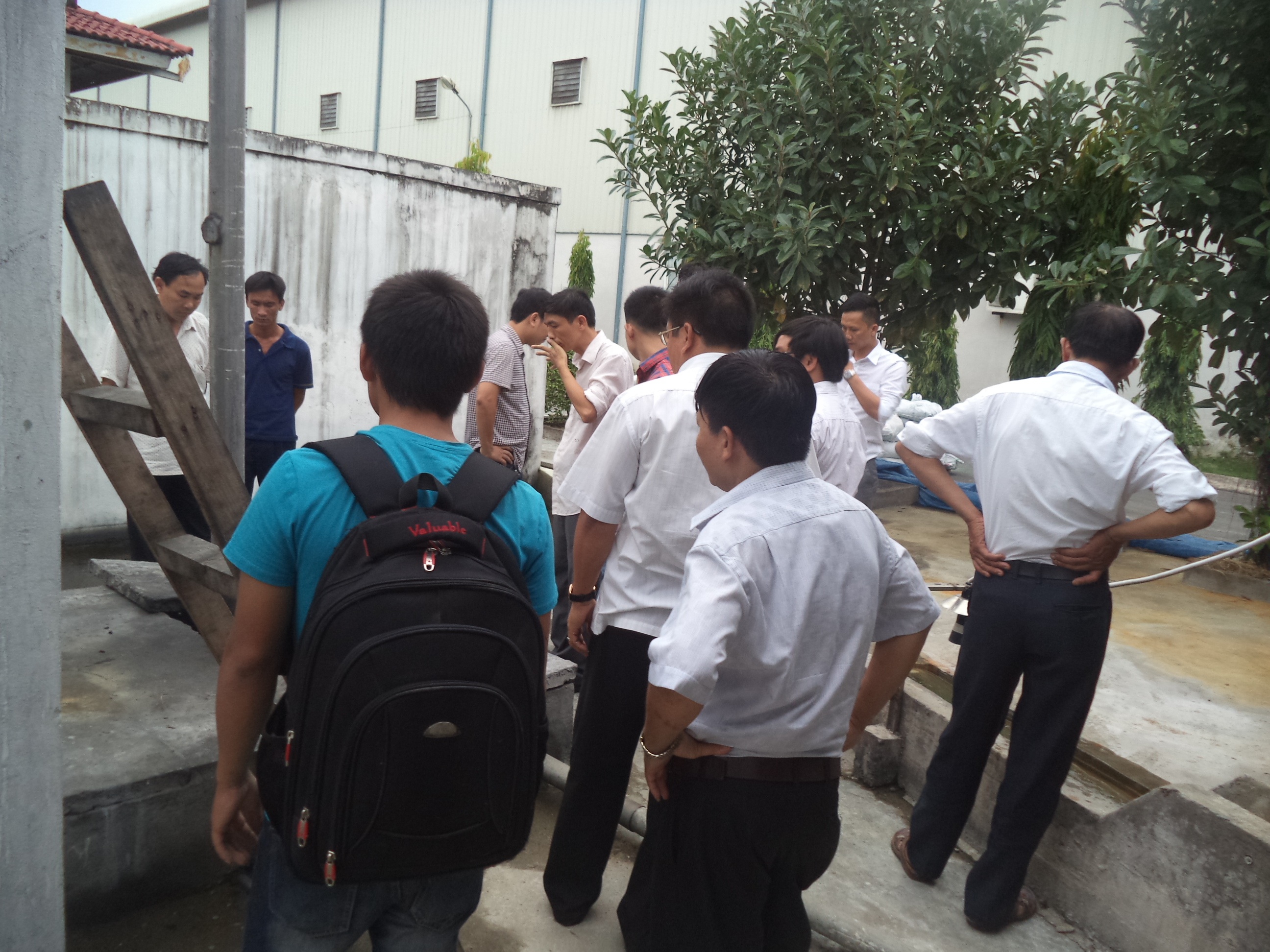 Nước đèn ngòm có chứa chất độc hại được thải ra từ cống phía sau nhà máy bao bì Sabeco.