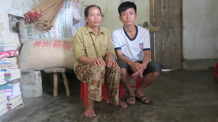 Tú và mẹ trong căn nhà cấp bốn, không có một đồ vật gì có giá trị.