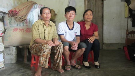 Cô giáo chủ nhiệm Nguyễn Thị Hồng Anh đến chúc mừng, động viên gia đình em Tú.