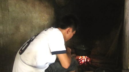 Tú nấu cơm trong mỗi buổi mẹ đi làm hoặc vắng nhà.