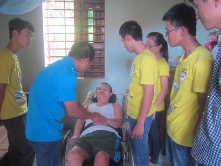 Thầy Trần Bá Hải - giáo viên chủ nhiệm em Linh cũng thường xuyên đến nhà động viên ông Châu.