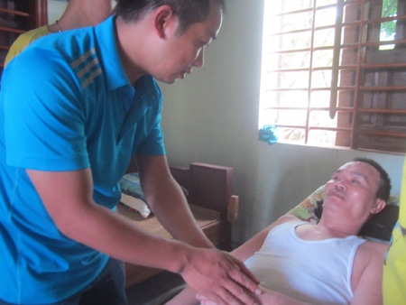 Thầy Trần Bá Hải - giáo viên chủ nhiệm em Linh cũng thường xuyên đến nhà động viên ông Châu.