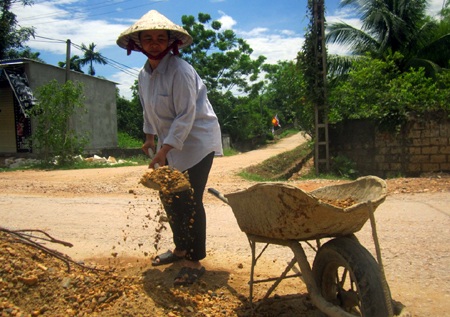 Thầy Trần Bá Hải - giáo viên chủ nhiệm em Linh cũng thường xuyên đến nhà động viên ông Châu.