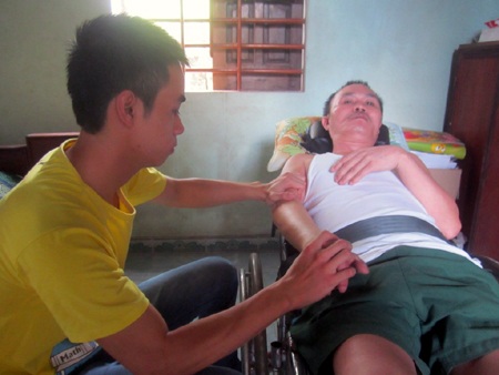 Linh thu xếp những cuốn sách cũ vào thùng các tông mà lòng nặng trĩu.