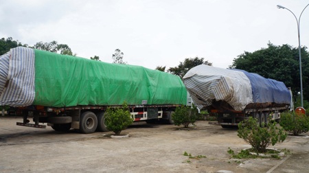 Lực lượng chức năng tiến hành kiểm tra cân tải trọng xe.