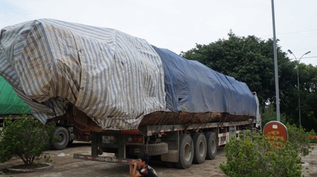 Lực lượng chức năng tiến hành kiểm tra cân tải trọng xe.