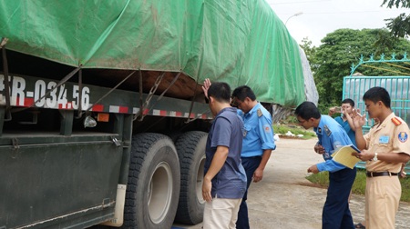 Lực lượng chức năng tiến hành kiểm tra cân tải trọng xe.