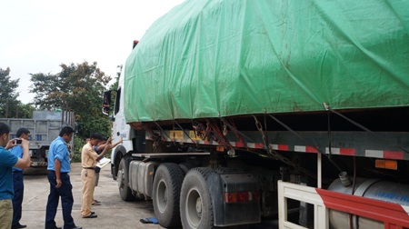 Lực lượng chức năng tiến hành kiểm tra cân tải trọng xe.