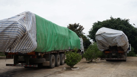 Bắt đoàn xe chở gỗ vượt hơn 300% tải trọng - 2 Những chiếc xe chở gỗ vượt 300% tải trọng cho phép