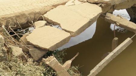 Những mảnh bê tông, cốt sắt,