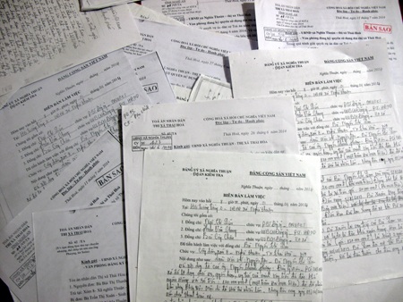 Đơn thư, giấy vay nợ của người dân tố ông PCT xã Nghĩa Thuận vay nợ.