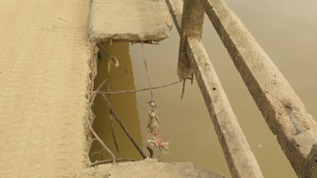 ... nhiều chỗ đã rơi xuống sông...