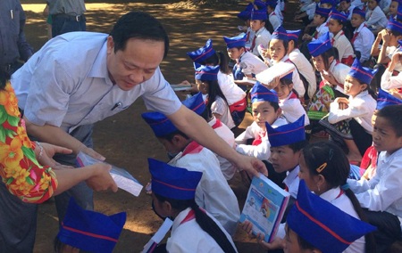 Phát vở cho các em học sinh huyện biên giới Quế Phong.