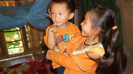 Những đứa trẻ lớn lên trong thiếu thốn học hành.