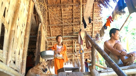 PV Dân trí phỏng vấn chị Lương Thị Tiên về việc con không được đến trường.