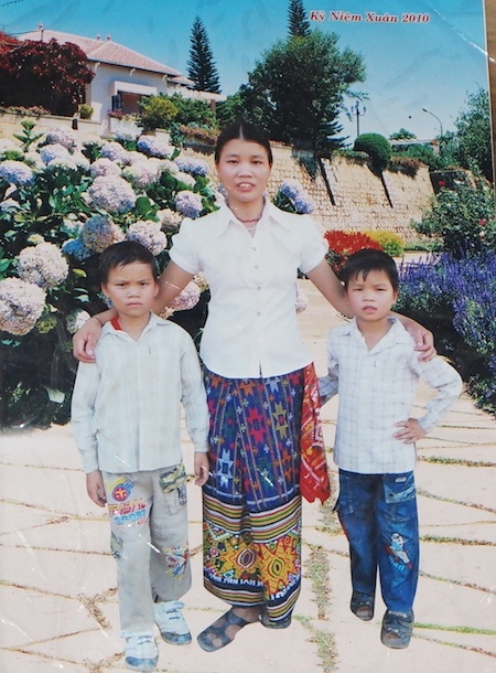 PV Dân trí phỏng vấn chị Lương Thị Tiên về việc con không được đến trường.