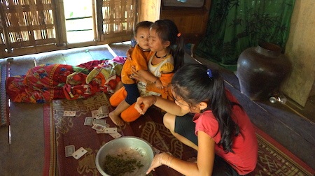 Các em ở đây không được đến trường...