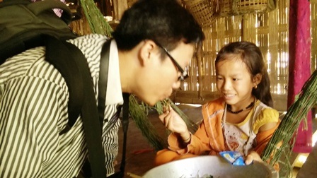 ... các em cũng cho tôi thử vài miếng...