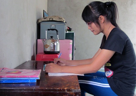 Em Lô Thị Nga bên góc học tập đơn sơ.
