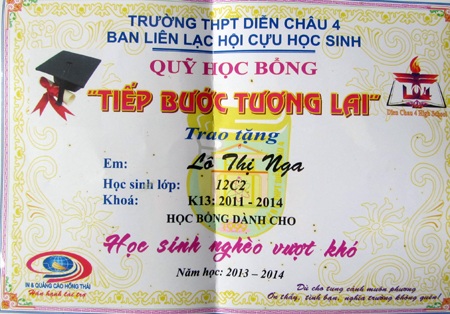 Em Lô Thị Nga bên góc học tập đơn sơ.