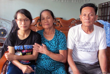  Dì dượng là người luôn động viên Nga tiếp tục đến trường, vay tiền cho em đi học.