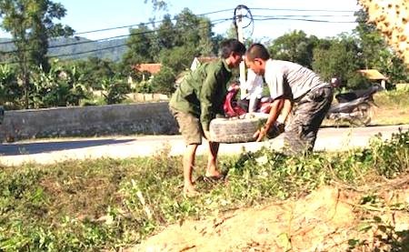 Ô tô lao xuống mương nước, 4 người may mắn thoát chết - 6 Chiếc xe sau khi lao xuống vực rồi rơi bánh được người dân địa phương vớt khiêng lên...