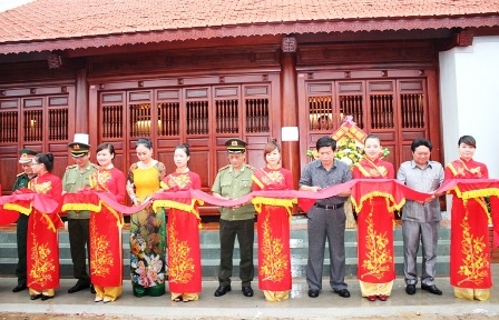 Đại biểu tham gia lễ cắt băng khánh thành 