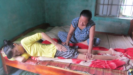 Xót xa sau 2 năm gặp lại nữ sinh viên rơi từ tầng 9 - 2 Hương trong ngày mới phát bệnh.