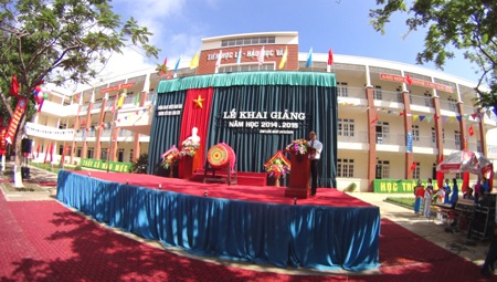 Chương trình ca nhạc cây nhà lá vườn của các em trường Tiểu học Làng Sen.