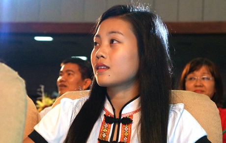 Hơn 120 em học sinh được vinh danh chụp ảnh lưu niệm cùng lãnh đạo tỉnh Nghệ An.