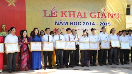 Hơn 700 ngàn học sinh xứ Nghệ tưng bừng vào năm học - 7 28 giáo viên Trường THPT Chuyên Phan Bội Châu được UBND tỉnh tặng Bằng khen Vì sự nghiệp giáo dục.