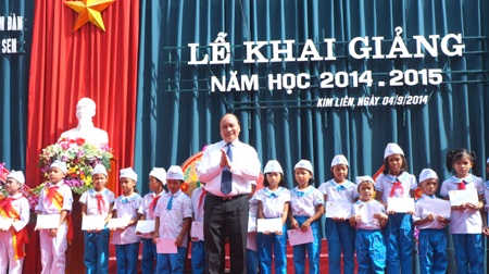 20 em nhận học bổng của Phó Thủ tướng chụp ảnh lưu niệm.
