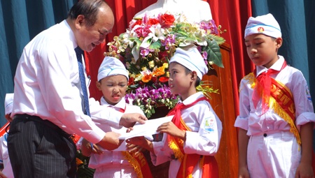 Phó Thủ tướng Nguyễn Xuân Phúc đánh trống khai giảng năm học mới.
