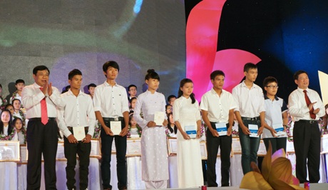 Phần lễ tuyên dương học sinh đỗ điểm cao trong kỳ thi đại học 2014 xúc động.