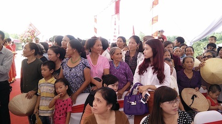 Khánh thành cầu Khe Ang tại nơi lũ cuốn trôi ô tô 7 chỗ - 4 Hàng trăm người dân háo hức trong ngày khánh thành cầu.