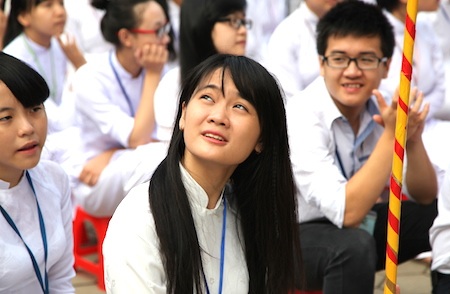 Nét đẹp tinh khôi nữ sinh THPT Phan Bội Châu ngày khai trường - 5 Nữ sinh cười duyên dáng trong ngày khai giảng.