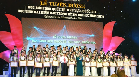 Ông Nguyễn Xuân Đường - Chủ tịch UBND tỉnh Nghệ An phát biểu tại lễ tuyên dương các em học sinh.