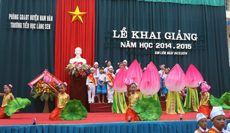 Chương trình ca nhạc cây nhà lá vườn của các em trường Tiểu học Làng Sen.