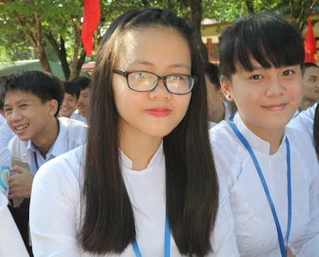 Nét đẹp tinh khôi nữ sinh THPT Phan Bội Châu ngày khai trường - 8 Nữ sinh cười duyên dáng trong ngày khai giảng.