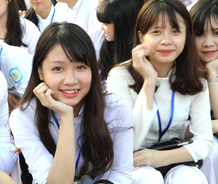 Nét đẹp tinh khôi nữ sinh THPT Phan Bội Châu ngày khai trường - 7 Nữ sinh cười duyên dáng trong ngày khai giảng.