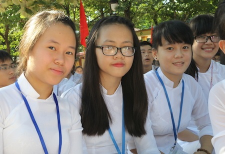 Nét đẹp tinh khôi nữ sinh THPT Phan Bội Châu ngày khai trường - 11 Nữ sinh cười duyên dáng trong ngày khai giảng.