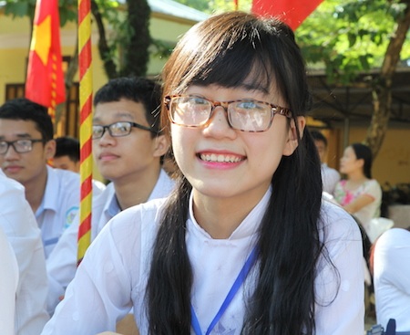 Nét đẹp tinh khôi nữ sinh THPT Phan Bội Châu ngày khai trường - 12 Nữ sinh cười duyên dáng trong ngày khai giảng.