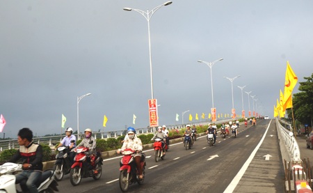 Người dân thành Vinh và vùng phủ cận đi lại trên cầu vượt đường sắt đầu tiên tại Nghệ An.