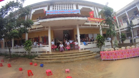 Khai giảng năm học mới nơi miền biên giới giữa trời mưa tầm tã - 10 Tiết mục văn nghệ của các em diễn ra trong mưa rơi tầm tã.