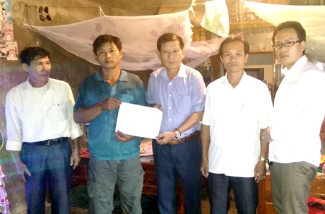 Ông Nguyễn Sỹ Hưng (giữa) cùng PV Dân trí trao 100.490.000 đồng tới gia đình anh Đông.