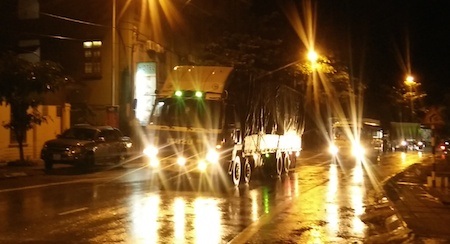 Xe chở gỗ mang biển số Lào "tung hoành" trên quốc lộ 7A - 2 Những chiếc xe nối đuôi nhau...