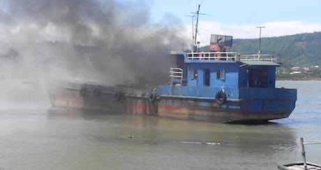 Khói vẫn nghi ngút.