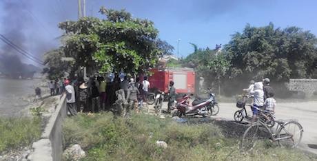 Xe cứu hoả được điều động đến hiện trường.