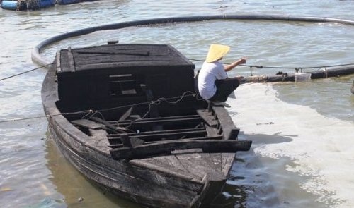 Chiếc thuyền đánh cá của ngư dân bị cháy đen.