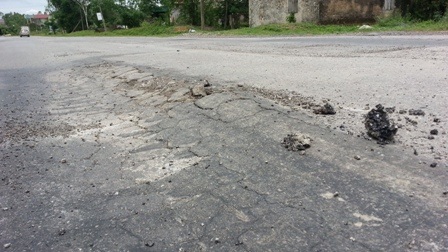 Nhiều tảng nhựa bị bong tróc.